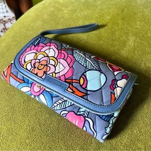 VERA BRADLEY Tropical Evening Gray Floral with Leather Trimmed Wristlet